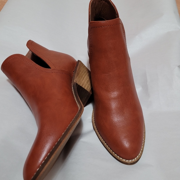 Brown, brand new ankle boots, no box. Size 8. - Picture 3 of 5